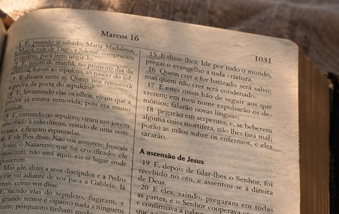 Uma Bíblia aberta em Marcos 16, no versículo 15: “Ide por todo o mundo, pregai o evangelho a toda criatura.”