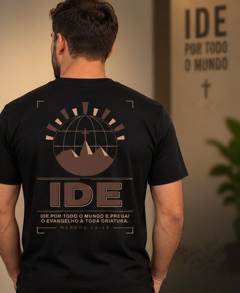 A camiseta IDE de costas: a estampa do globo com a cruz e os raios, a palavra IDE e o versículo de Marcos 16:15.